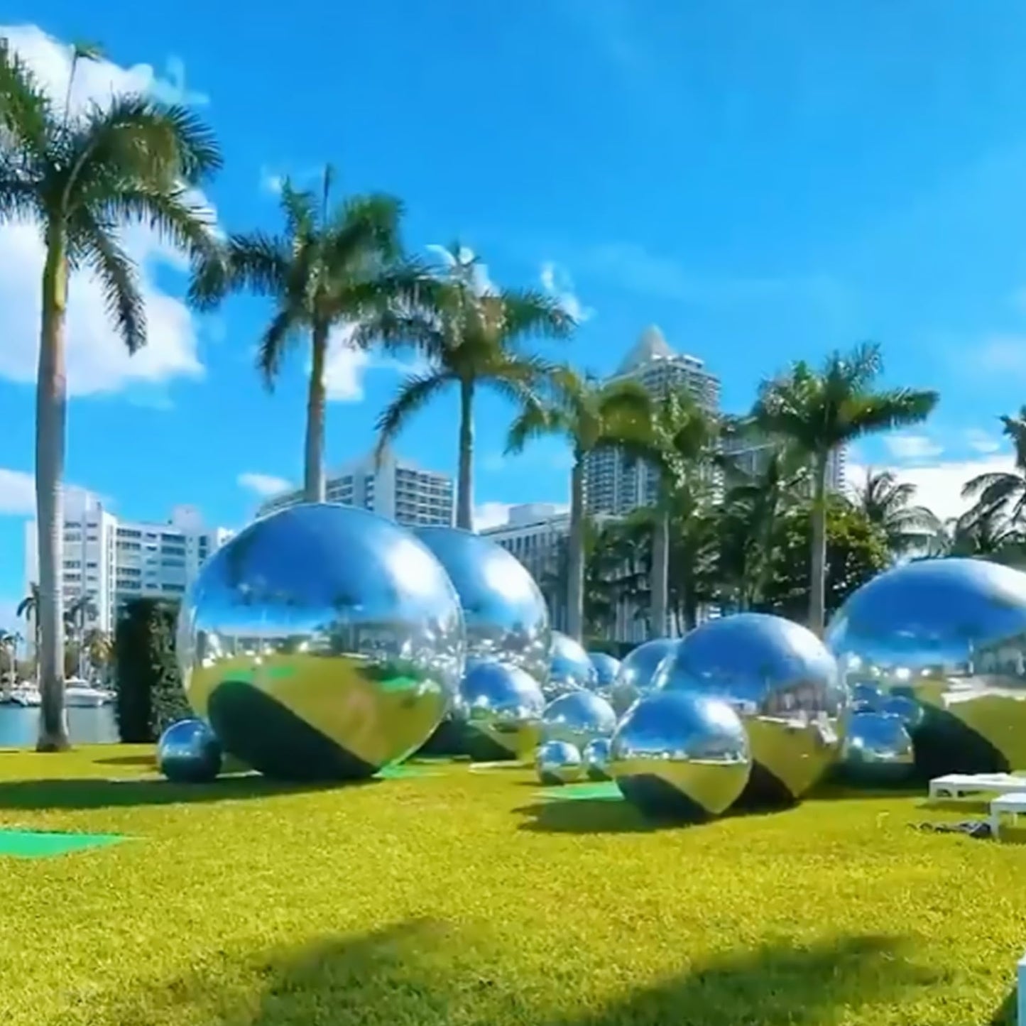 Ninghaovov 5Pcs Inflatable Mirror Ball, Silver Big Shiny Balls Inflatable-Includes 23.6in/31.4in/39.3in/47.2in/59in